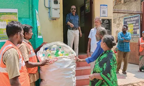 சுகாதார அலுவலர் இளங்கோ மேற்பார்வையில் தண்ணீர் பாட்டில்கள் சேகரிக்கப்பட்ட காட்சி.