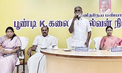 கொரடாச்சேரியில் நடந்த ஒன்றியக்குழு கூட்டத்தில் துணைத்தலைவர் பாலச்சந்திரன் பேசுகிறார்.