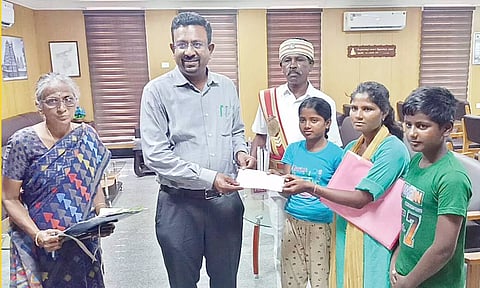 சந்தியாவுக்கு வீடு கட்ட பட்டா வழங்கி நிதி வழங்கிய கலெக்டர் தினேஷ்பொன்ராஜ் ஆலிவர்.