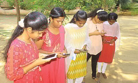 10-ம் வகுப்பு தேர்வு முடிவுகள் இன்று வெளியானது. அதனை தங்களது செல்போனில் பார்க்கும் மாணவிகள். ( இடம்: பாளை முருகன் குறிச்சி)