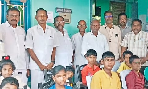 போட்டியில் வெற்றி பெற்ற மாணவர்களுக்கு பரிசுகள் வழங்கப்பட்டது.