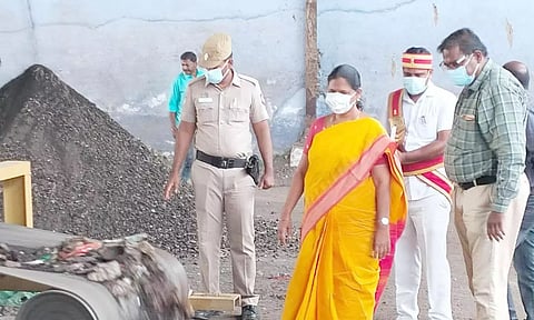 &nbsp;தடங்கம் உரக்கிடங்கில் பயோ மைனிங் சிஸ்டம் முறைப்படி குப்பைகளை பிரித்து அகற்றும் பணிகள் நடைபெற்று வருவதை கலெக்டர்  சாந்தி பார்வையிட்டு ஆய்வு செய்த காட்சி.
