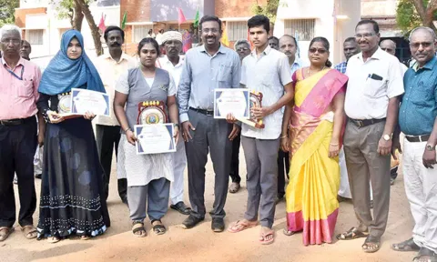 பிளஸ் -2 பொதுத் தேர்வில் முதல் மூன்று இடங்களை பிடித்த மாணவ- மாணவிகளுக்கு பரிசு வழங்கி பாராட்டிய கலெக்டர் தினேஷ்பொன்ராஜ் ஆலிவர்.