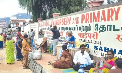 ஊட்டியில் தங்கும் விடுதிகளில் அறைகள் கிடைக்காமல் சுற்றுலா பயணிகள் அவதி