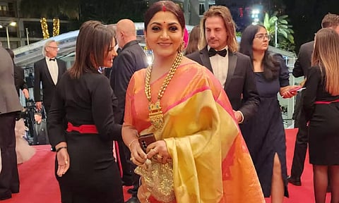 கேன்ஸ் பட விழாவில் புடவையில் நடிகை குஷ்பு