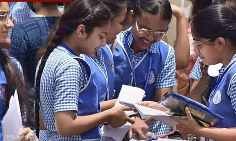 11-ம் வகுப்பு பொதுத்தேர்வு - தமிழ் பாடத்தில் 9 பேர் 100க்கு 100