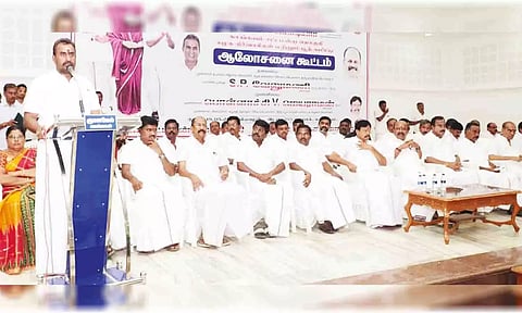 முன்னாள் அமைச்சர் எஸ்.பி.வேலுமணி ஆலோசனை வழங்கி சிறப்புரையாற்றிய காட்சி.