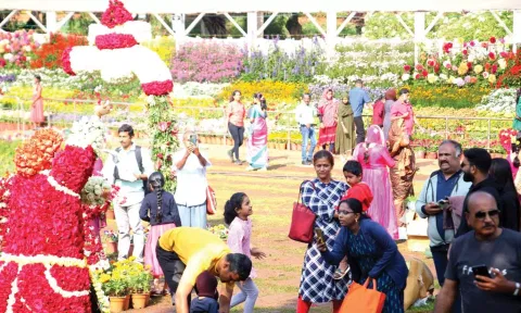 ஊட்டி தாவரவியல் பூங்காவில் மலர் கண்காட்சியை கண்டு ரசித்த சுற்றுலா பயணிகள். 