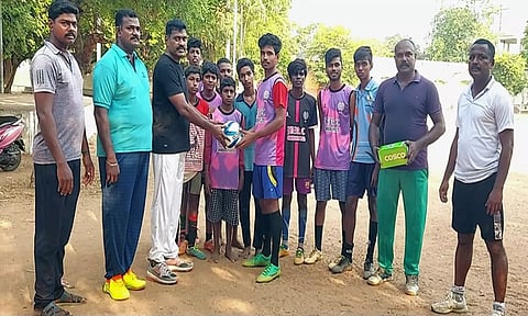 விருத்தாசலம் உதவி போலீஸ் சூப்பிரண்டு ஆரோக்கியராஜ் பள்ளி மாணவர்களுக்கு விளையாட்டு உபகரணங்களை வழங்கினார்.