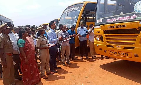 பல்லடத்தில் பள்ளி வாகனங்களை  சப்-கலெக்டர் ஸ்ருதன் ஜெய் நாராயணன் ஆய்வு செய்த போது எடுத்த படம்.