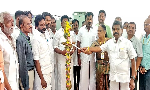 மேலலட்சுமிபுரம் கிராமத்தில் புதிய துணை மின் நிலையத்தில் சண்முகையா எம்.எல்.ஏ. குத்துவிளக்கு ஏற்றி வைத்த போது எடுத்தபடம்.