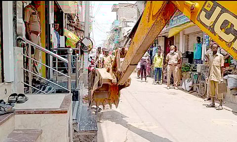 ரோடு அகலப்படுத்தும் பணிக்கு ஆக்கிரமிப்பு அகற்றம்