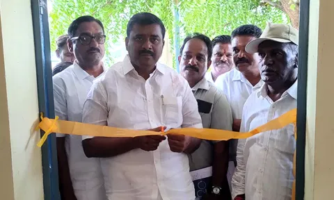 அங்கன்வாடி மையத்தினை மார்க்கண்டேயன் எம்.எல்.ஏ. ரிப்பன்  வெட்டி திறந்து வைத்த காட்சி.