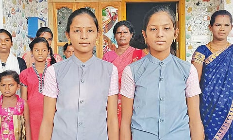 10 -ம் வகுப்பு தேர்வில் ஒரே மதிப்பெண் பெற்று அசத்திய இரட்டையர் மாணவிகள்