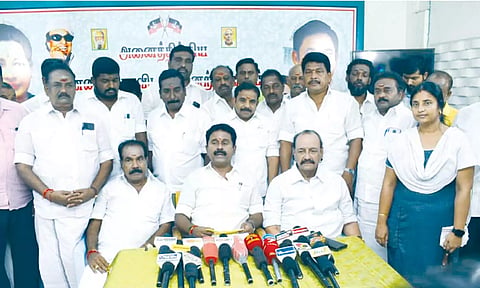 மன்னார்குடியில் முன்னாள் அமைச்சர் ஆர்.காமராஜ் எம்.எல்.ஏ., நிருபர்களுக்கு பேட்டி அளித்தார்.