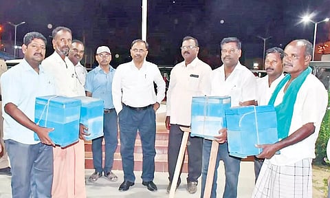 விவசாயிகளுக்கு மானியத்துடன் கூடிய தேனி பெட்டிகளை கலெக்டர் மகாபாரதி வழங்கினார்.