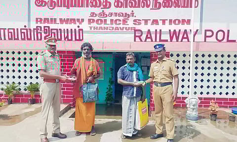 ஆதரவின்றி சுற்றித்திரிந்த 2 பேரை மீட்டு ரெயில்வே இருப்புப்பாதை போலீசார் உணவு வழங்கினர்.