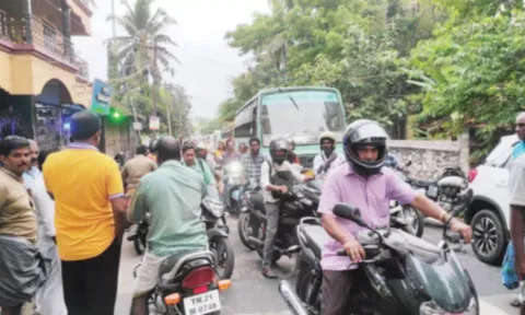 குலசேகரம் பகுதியில் போலீசாரை கண்டித்து நடந்த மறியல் போராட்டத்தால் 2 மணி நேரம் போக்குவரத்து பாதிப்பு