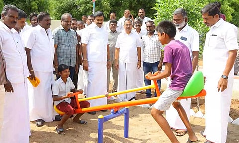 அமைச்சர் மு.பெ.சாமிநாதன் சிறுவர் பூங்காவை மக்கள் பயன்பாட்டிற்கு திறந்து வைத்து பார்வையிட்டார்.