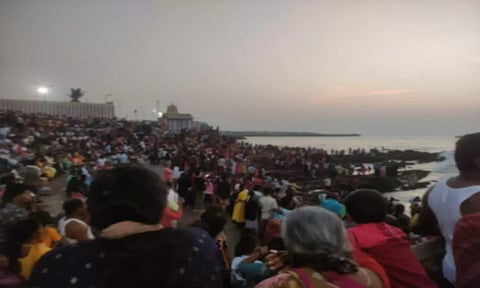 கன்னியாகுமரியில் இன்று அதிகாலை சூரியன் உதயமாகும் காட்சியை காண கடற்கரையில் குவிந்த சுற்றுலா பயணிகள்