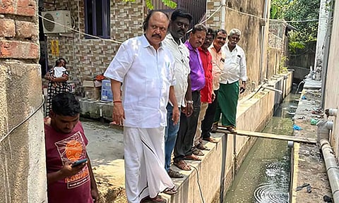 கென்னடி எம்.எல்.ஏ. நேரில் சென்று அப்பணிகளை பார்வையிட்டு ஆய்வு செய்த காட்சி.