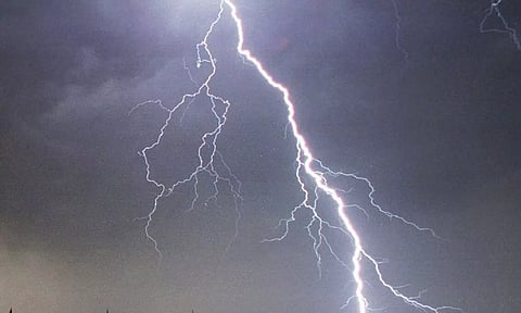 அருப்புக்கோட்டை அருகே ஆடு மேய்த்த வாலிபர்கள் மின்னல் தாக்கி பலி