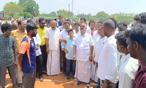 விளையாட்டு மைதானத்தை அமைச்சர் செஞ்சி மஸ்தான் திறந்து வைத்து போட்டியை தொடங்கி வைத்த காட்சி.