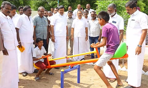 சிறுவர் பூங்காவை அமைச்சர் மு.பெ.சாமிநாதன் திறந்துவைத்த காட்சி.&nbsp;