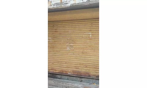 மெத்தனால் பதுக்கி வைத்திருந்த கடை.