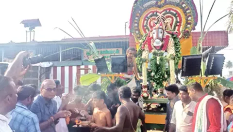 திருவிழாவை முன்னிட்டு அம்மன் திருவீதி உலா வந்த போது எடுத்த படம்.&nbsp;