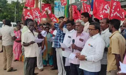 ஆர்ப்பாட்டத்தில் ஈடுபட்ட மின்வாரிய ஊழியர்கள்.