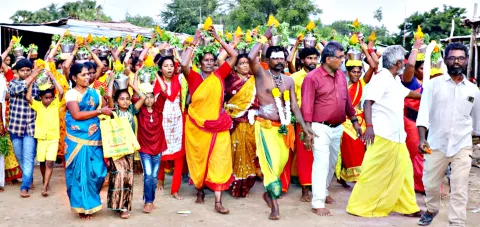 பால்குடம் எடுத்து வந்த பக்தர்கள்.