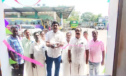 பயனற்ற பொருட்களை வாங்கும் மையத்தினை நகர மன்ற தலைவர் மோகனவேல் பஸ் நிலையத்தில் நேற்று திறந்து வைத்த போது எடுத்த படம்.