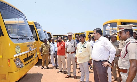 பள்ளி வாகனங்களை கலெக்டர் ரவிச்சந்திரன் ஆய்வு செய்த காட்சி.
