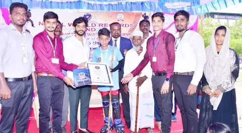 சாதனை படைத்த மாணவனுக்கு சான்றிதழ் வழங்கப்பட்டது.
