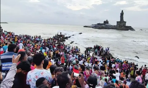 ஞாயிற்றுக்கிழமை விடுமுறை நாளான இன்று கன்னியாகுமரியில் சுற்றுலா பயணிகள் கூட்டம் அலைமோதியது