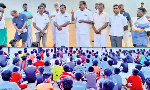 நெல்லை மாவட்ட அ.தி.மு.க. பொருளாளர் சவுந்தர்ராஜன் வீரர்களுக்கு ஆலோசனைகள் வழங்கிய காட்சி.
