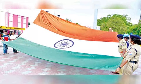 புதிய தேசியக்கொடியை ஏற்றிய காட்சி.