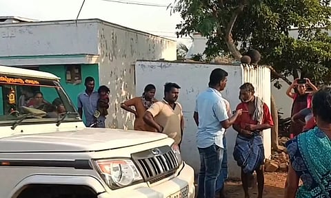 மான் கறி சாப்பிட்டதாக தொழிலாளிக்கு சரமாரியாக அடி,உதை- வனத்துறையினரை முற்றுகையிட்ட கிராம மக்கள்