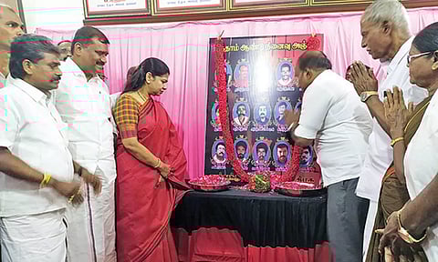 துப்பாக்கிசூட்டில் உயிரிழந்தவர்களின் உருவப்படத்திற்கு கனிமொழி எம்.பி. மலர் தூவி அஞ்சலி செலுத்திய காட்சி.&nbsp;