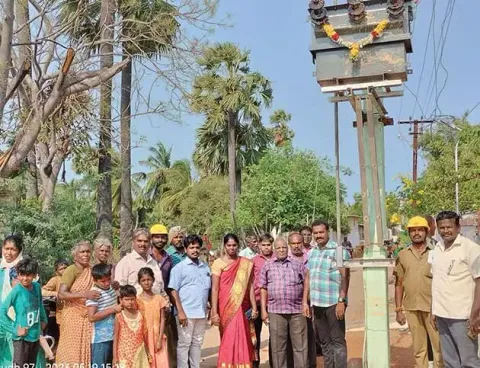 புதிய மின்மாற்றியை செட்டியாபத்து ஊராட்சி தலைவர் பாலமுருகன் தொடங்கி வைத்த காட்சி.