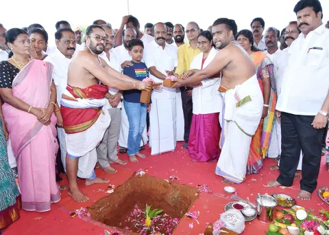 அரசு மருத்துவமனை கூடுதல் கட்டிடங்களுக்கான பூமிபூஜையை அமைச்சர் பெரியகருப்பன் தொடங்கி வைத்தார். அருகில் கலெக்டர்  (பொறுப்பு) மணிவண்ணன், டீன் சத்தியபாமா மற்றும் பலர் உள்ளனர்.