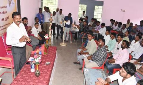 நில அளவர், வரைவாளர்களுக்கான பயிற்சி வகுப்பை மாவட்ட வருவாய் அலுவலர் ராஜசேகர் தொடங்கி வைத்து பேசியபோது எடுத்தபடம்.&nbsp;&nbsp;