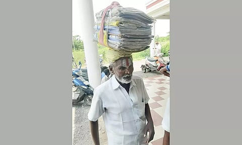 மனுக்களை கட்டி தலையில் வைத்துக் கொண்டு கலெக்டர் அலுவலகத்திற்கு வந்த அய்யாசாமியை படத்தில் காணலாம்.