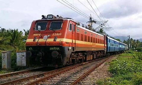 மதுராந்தகத்தில் ரெயில்களை நிறுத்தக்கோரி ரெயில் பயணிகள் திடீர் உண்ணாவிரதம்