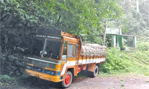 சாலையில் பழுதாகி நின்ற லாரி.