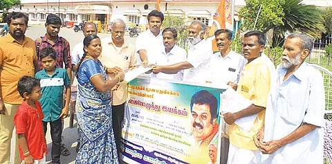 தமிழ் மாநில காங்கிரஸ் சார்பில்  சந்திப்பு ரெயில் நிலையம் முன்பு கையெழுத்து இயக்கம் நடைபெற்ற போது எடுத்தபடம்.