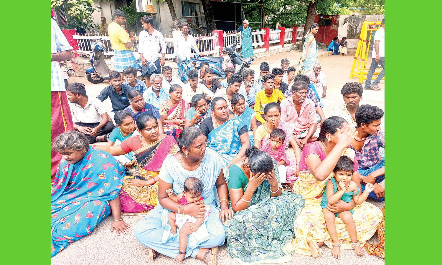 பலியான வாலிபர் குடும்பத்துக்கு அரசு நிவாரணம் வழங்க ேகாரி கலெக்டர் அலுவலகத்துக்கு  மனு கொடுக்க வந்த பெண்கள் மற்றும் உறவினர்கள்.