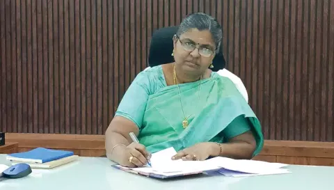நாமக்கல் மாவட்ட கலெக்டராக டாக்டர்  எஸ்.உமா பொறுப்பேற்றுக் கொண்ட காட்சி.