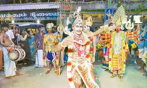 பக்தர்கள் சுவாமி வேடம் அணிந்து ஊர்வலமாக பந்தனர்.